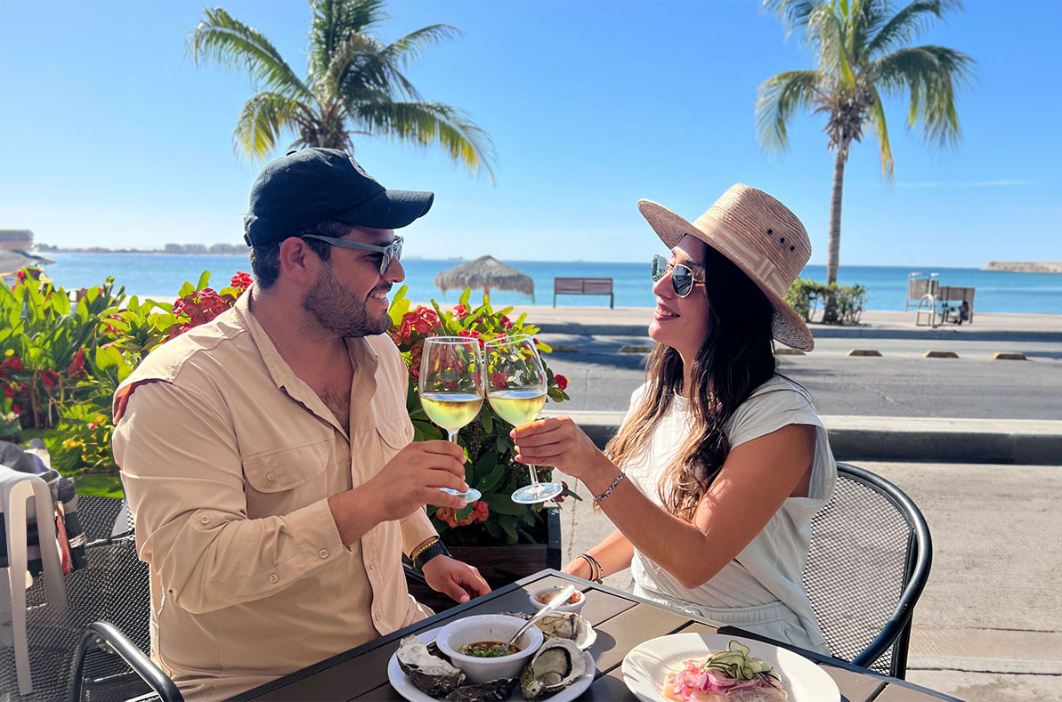 Couple eating in La Paz